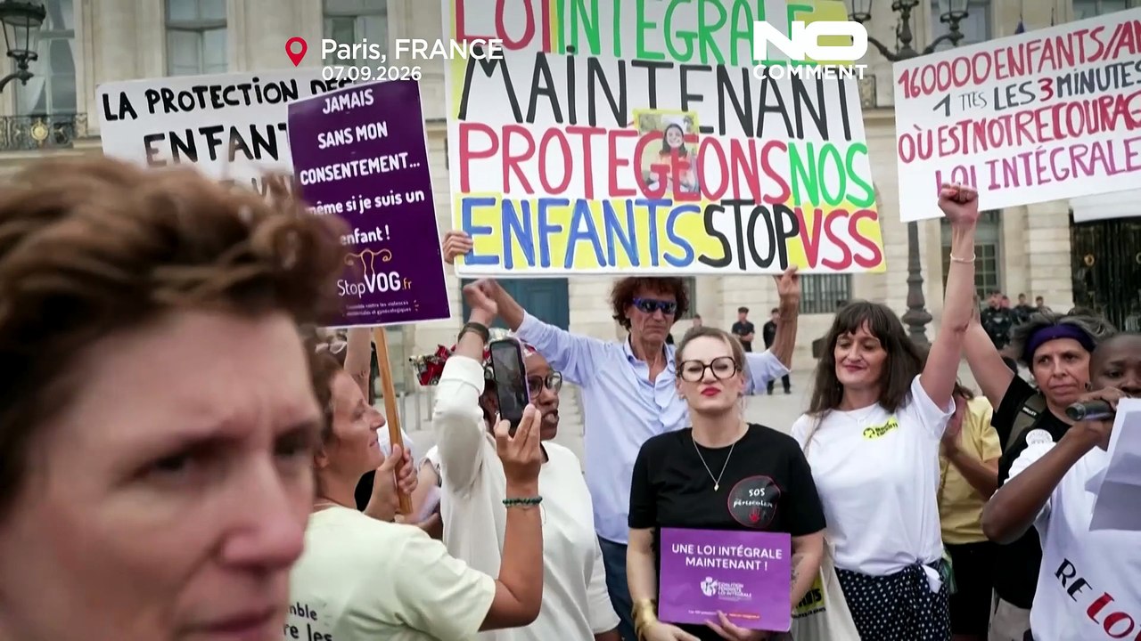 Frauenrechtsaktivistinnen demonstrieren in Paris für strengeres Sexualstrafrecht
