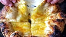 Tem uma pizza no meu queijo! 🍕🧀