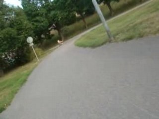 Nikita åker skateboard