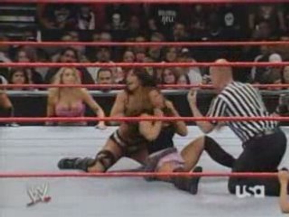 Mickie James vs Victoria