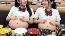 2人のかわいい日本人女子大生が回転寿司でお寿司を大食いしてお腹がパンパンになった状態でハグをしながら舌を絡めてディープキスをする