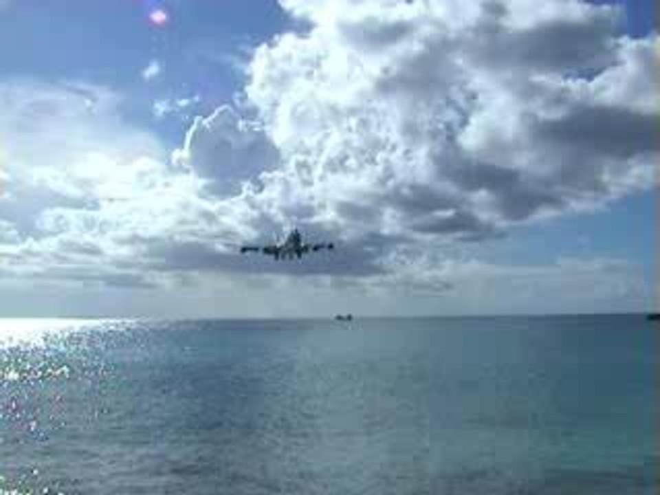 Boeing 747-400 approaching Maho Beach