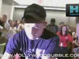 Dominic Purcell Signs autographs At Comic Con