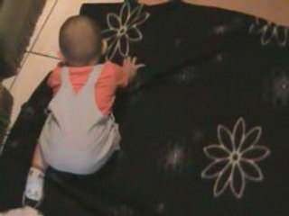 Noah s'assoit tout seul!