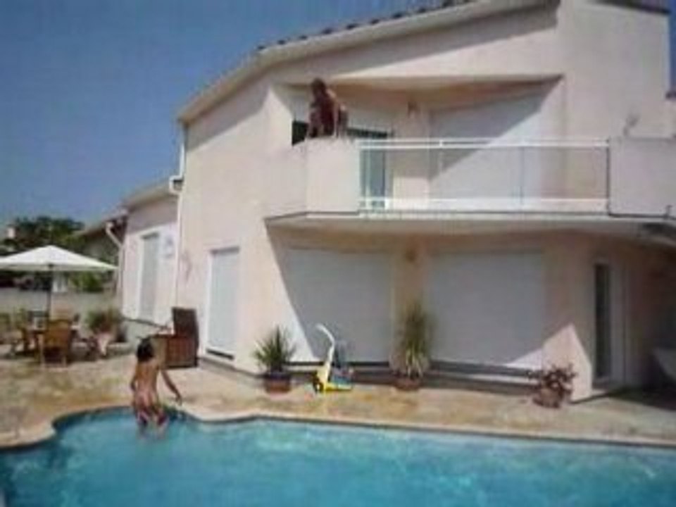 Saut du balcon , piscine 1m70 de profondeur !