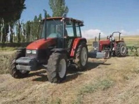New Holland L95 Massey Ferguson'u Çekiyor...