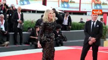 Venezia 81, Chaterine O'Hara sul red carpet. L'attrice è scomparsa a gennaio 2026