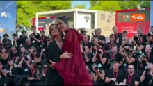 Venezia 83, la madrina della Mostra Greta Scarano in posa con la collega 2022 Rocío Muñoz Morales