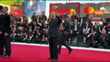 Venezia 83, il regista e coreografo di arti marziali Yuen Woo-Ping sul red carpet del film "Bunker"