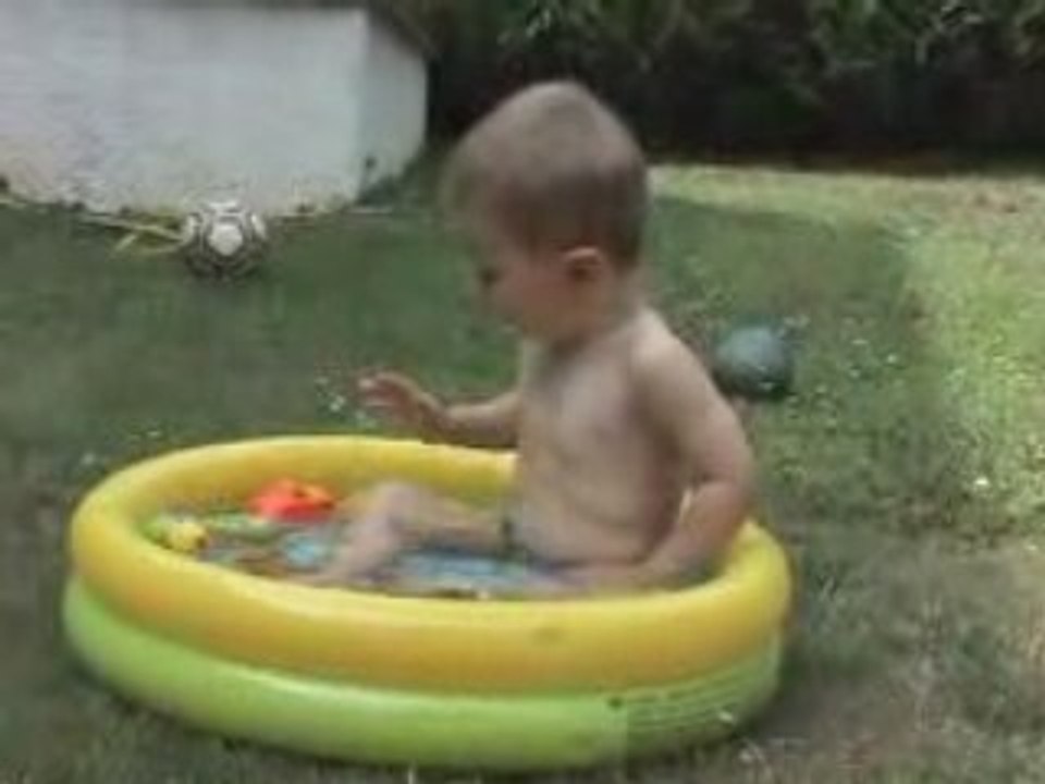 Piscine dans jardin