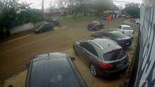 Carro avança preferencial e bate em moto no São Cristóvão, em Cascavel; veja o vídeo
