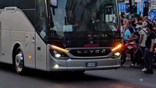 L'Arsenal di Arteta è a Fuorigrotta: l'arrivo del pullman al Maradona - VIDEO