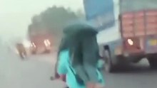 موٹر سائیکل سوار ٹرک کے نیچے آ گئے، دونوں افراد جاں بحق، دلخراش حادثے کی ویڈیو سامنے آگئی