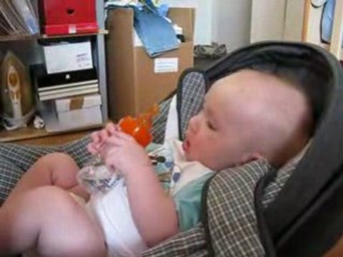 28_je bois mon biberon tout seul 29juill08