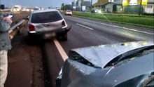 Palio bate na traseira de Gol e causa estragos na marginal da BR-277
