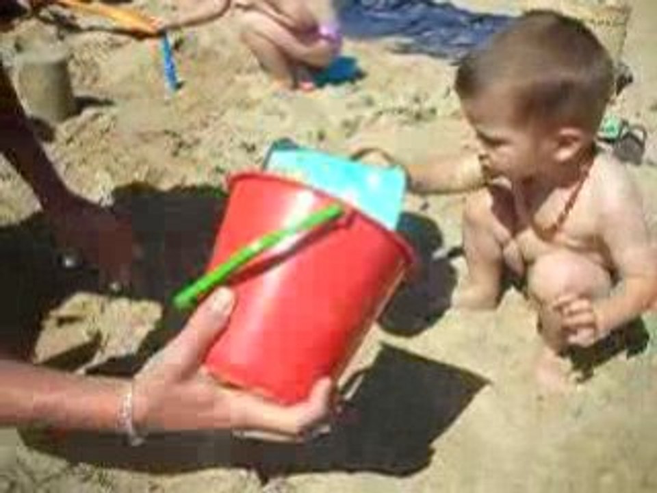 Nono fait des patés sans sable