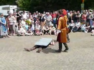 sur une planche de clous au médiéval de gavray 2008!