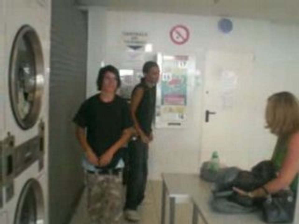 Les Enfants Sauvages dans un magasin de laverie