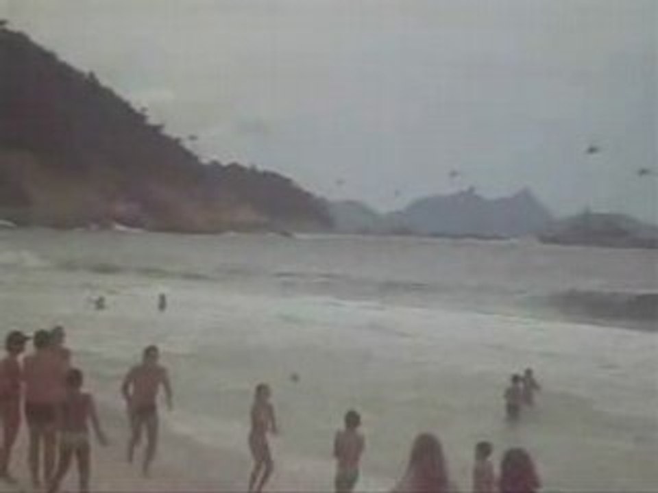 Kriegerische Schiffe und Hubschrauber am Strand