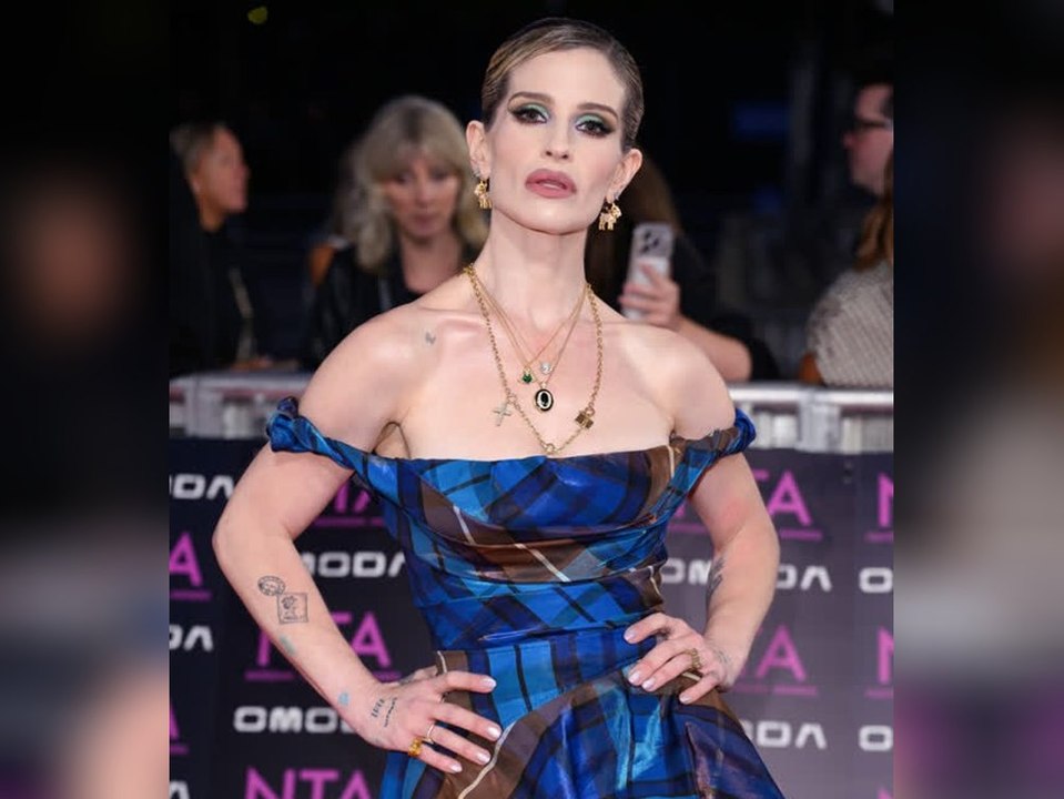 Kelly osbourne feiert triumphales comeback auf dem roten teppich