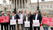 Neun Wiener Bezirks-ChefInnenInnen vor Parlament: Unterschriften-Listen für mehr Polizei abgegeben
