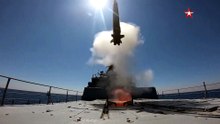 Russisch fregat Admiral Essen opent het vuur tijdens raketoefening in de Zwarte Zee