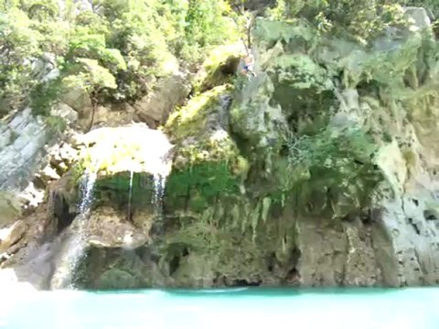 Saut d'une falaise dans les gorges du verdon