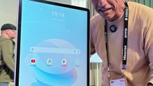 Hisense RoamView, il display da 32" su ruote e a batteria. Puoi caricare tutte le app del Play Store