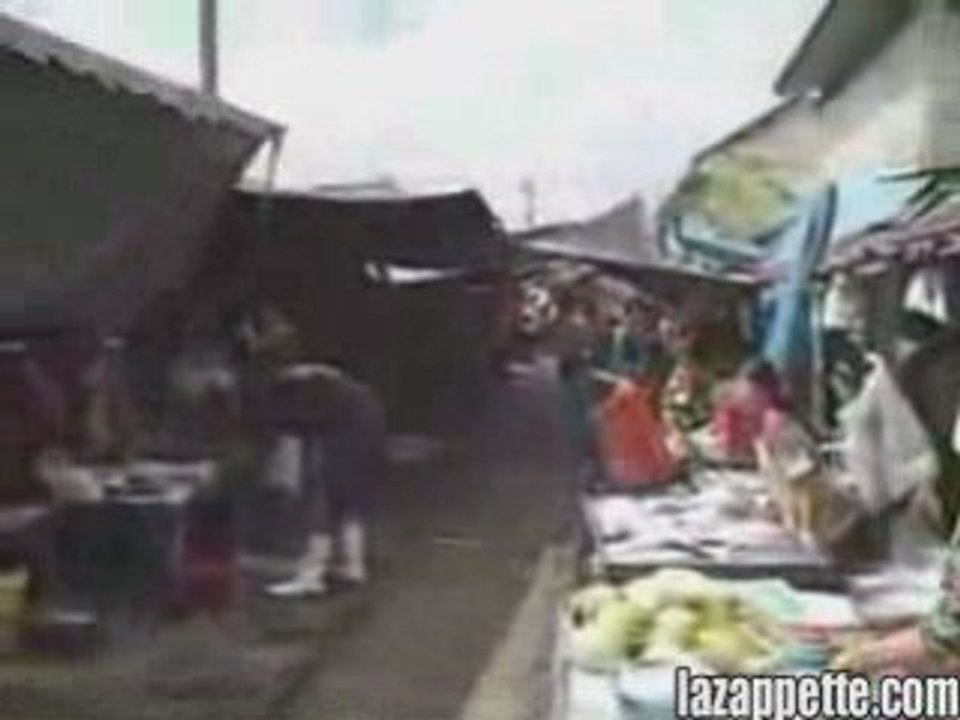 Arrivée d'un train dans un souk