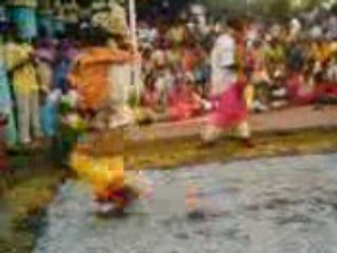Marche sur le feu à St Gilles les hauts.