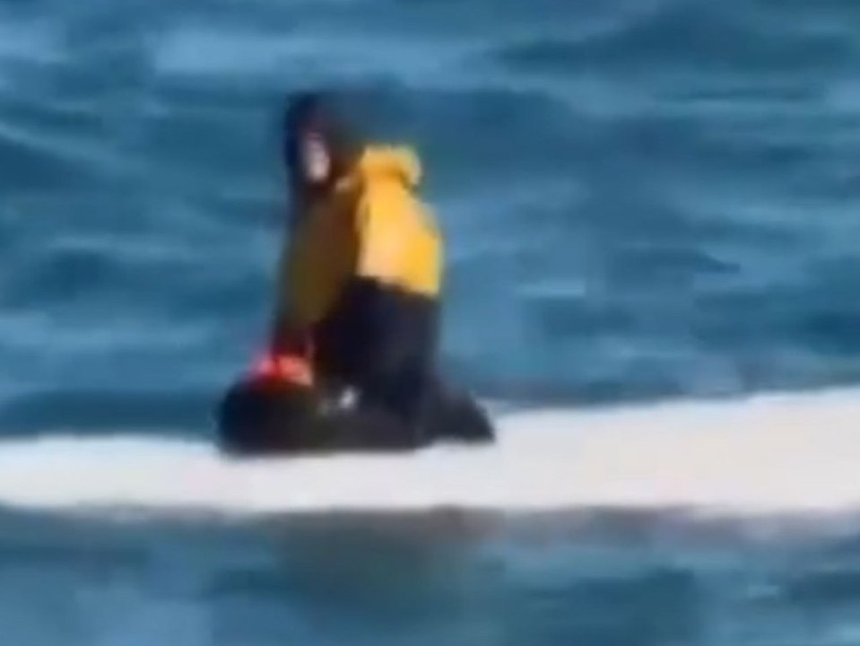 Dramatische rettung: teenager auf gekentertem boot entdeckt