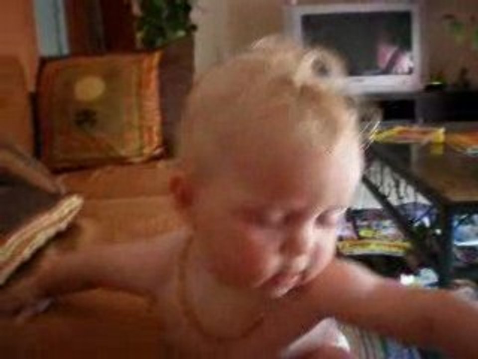 Et maintenant je monte sur le canapé toute seule