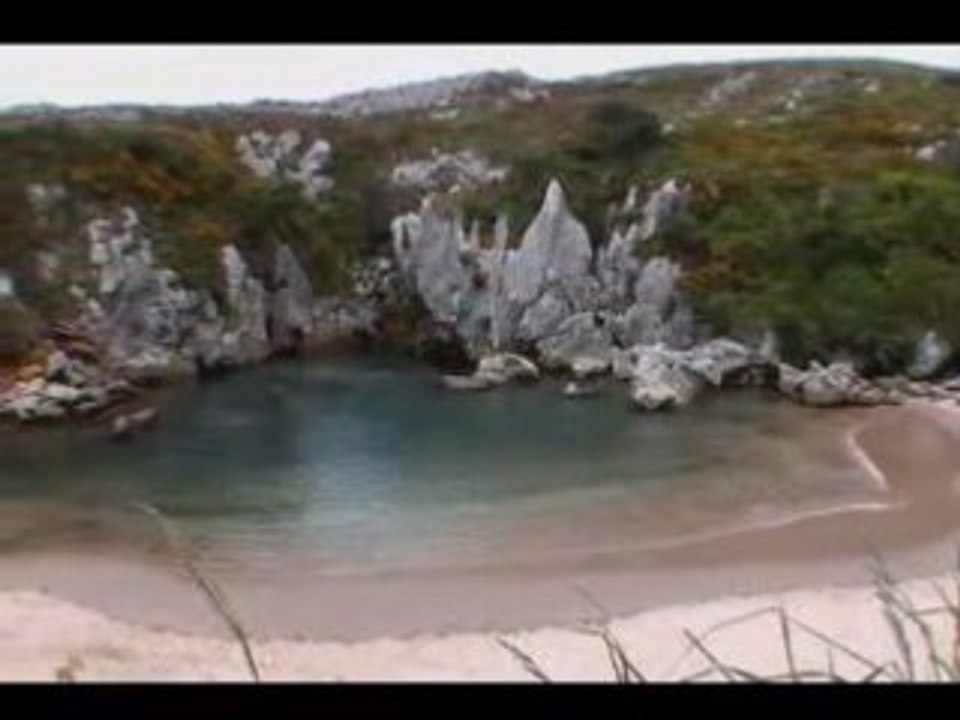 la + petite plage d'Espagne: Gulpiyuri (Llanes- asturies)