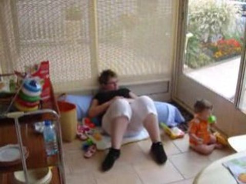 12 Juillet - Chloé joue pendant que maman se repose