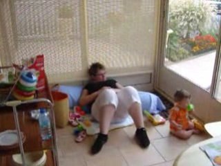 12 Juillet - Chloé joue pendant que maman se repose