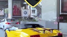 ¡Este tipo destroza su Lamborghini de 500 mil dólares a martillazos!