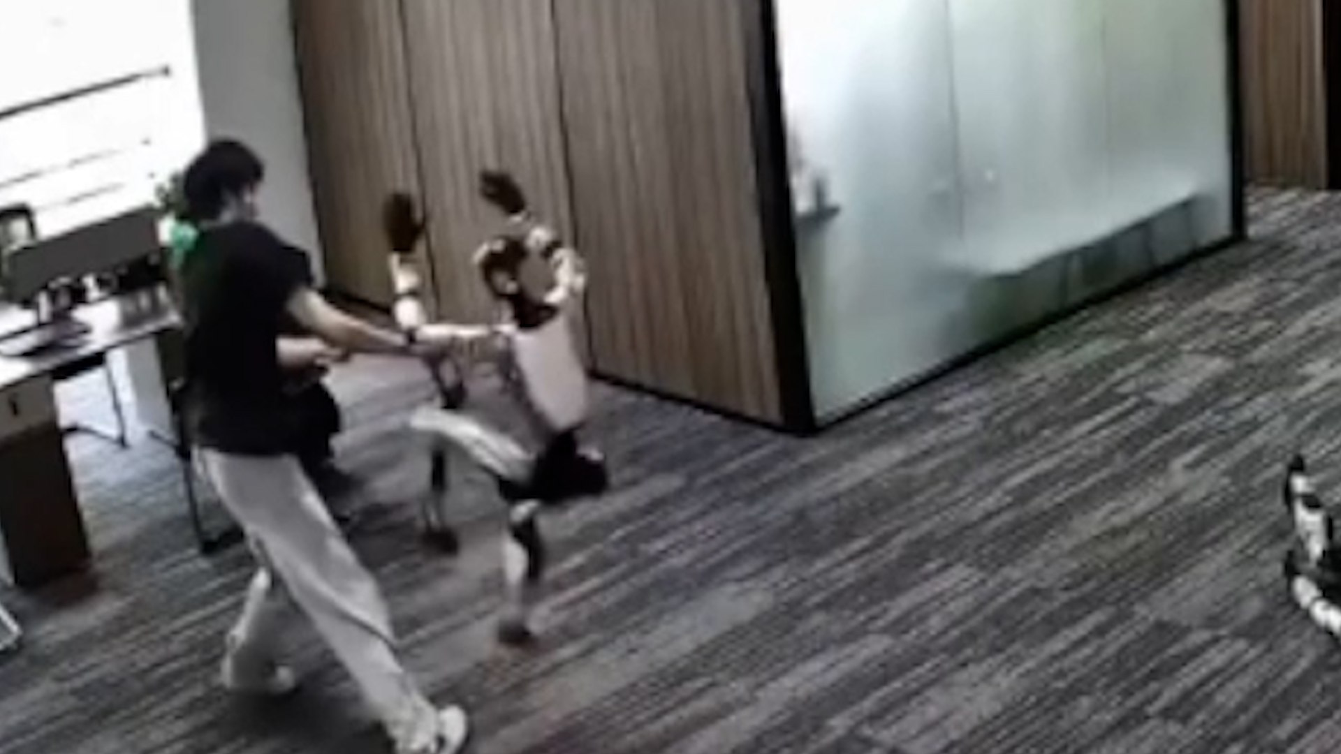 Un ingeniero estuvo a punto de sufrir un accidente durante las pruebas de un robot humanoide desarrollado por la empresa tecnológica Unitree. El androide, que aparentemente acababa de iniciar una prueba de movimiento, comenzó a ejecutar una serie de patadas giratorias de forma inesperada, algunas de las cuales pasaron muy cerca de la cara del técnico que se encontraba agachado justo delante de él.La rápida reacción del ingeniero evitó que el incidente tuviera consecuencias más graves. Al percatarse del movimiento del robot, el hombre consiguió apartarse a tiempo y esquivar las patadas, que estuvieron a punto de alcanzarle directamente en el rostro. Sin embargo, el episodio no terminó sin daños: uno de los movimientos del androide alcanzó el teléfono móvil del ingeniero, que salió despedido varios metros por el impacto.El incidente tuvo lugar en un laboratorio situado en Shaoxing, en la provincia china de Zhejiang, durante una sesión de pruebas del robot. Las instalaciones contaban con cámaras de circuito cerrado que registraron el momento en el que el androide comenzó a realizar los movimientos y el ingeniero tuvo que reaccionar rápidamente para evitar ser golpeado.Las imágenes del incidente fueron posteriormente difundidas a través de las redes sociales y no tardaron en hacerse virales. El vídeo ha llamado especialmente la atención por la rapidez y potencia con la que el robot ejecuta los movimientos, así como por la proximidad del ingeniero al dispositivo en el momento de la prueba.El suceso pone de manifiesto los riesgos que pueden surgir durante el desarrollo y las pruebas de robots humanoides capaces de realizar movimientos cada vez más complejos y similares a los humanos. Aunque en esta ocasión el ingeniero salió ileso, el incidente evidencia la importancia de extremar las medidas de seguridad cuando estos sistemas se prueban en entornos con personas a poca distancia.