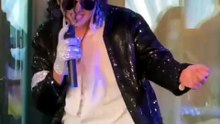 Le Sosie de Michael Jackson se prend une Enceinte [480p]