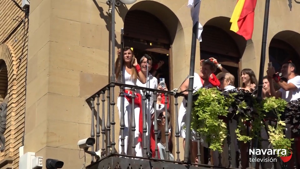 La patinadora Uxue Cruz prende la mecha festiva en Olite