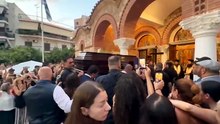 Η στιγμή που φτάνει το φέρετρο του Γιώργου Μαζωνάκη στη Νίκαια