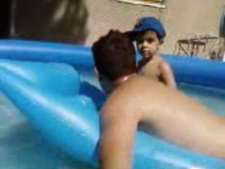 Tim fait tomber Papa dans la piscie