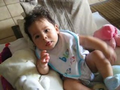 Elise joue avec ses pieds 2