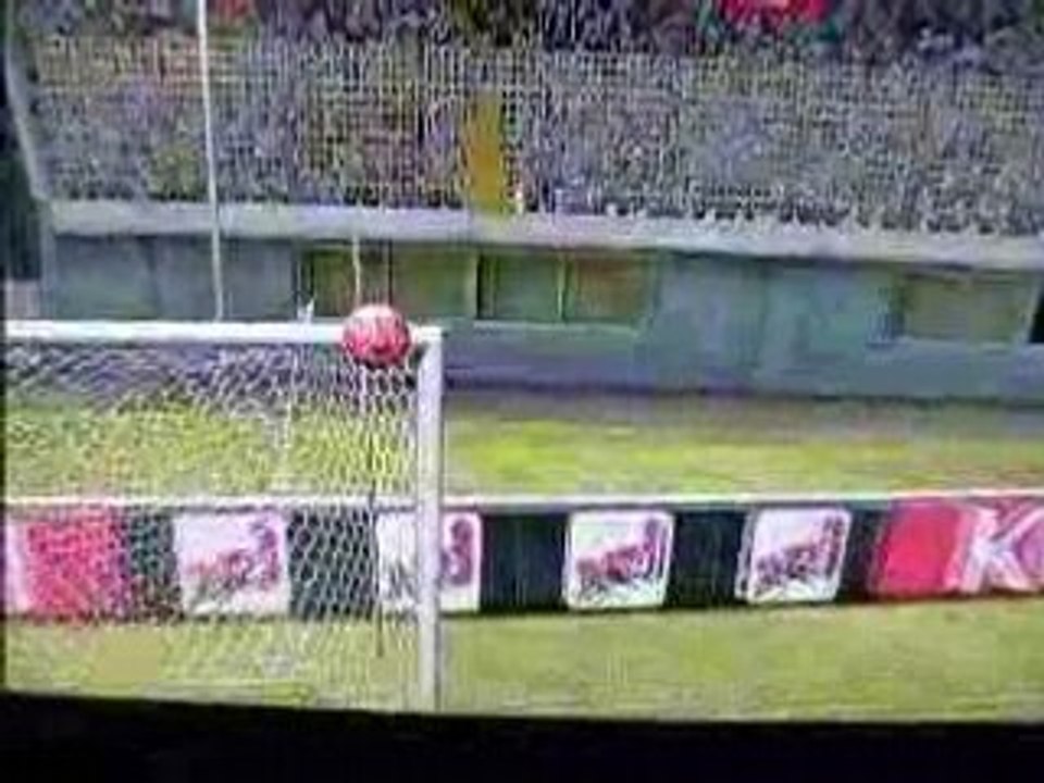 demi volèe en lucarne de tevez