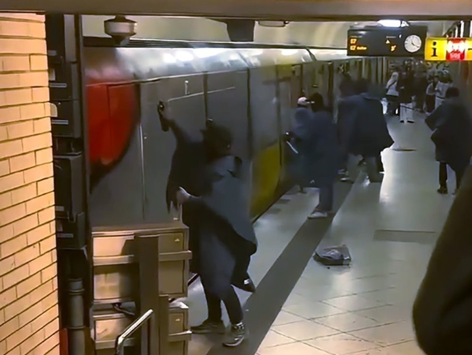 Mitten am tag: maskierte besprühen u-bahn in berlin