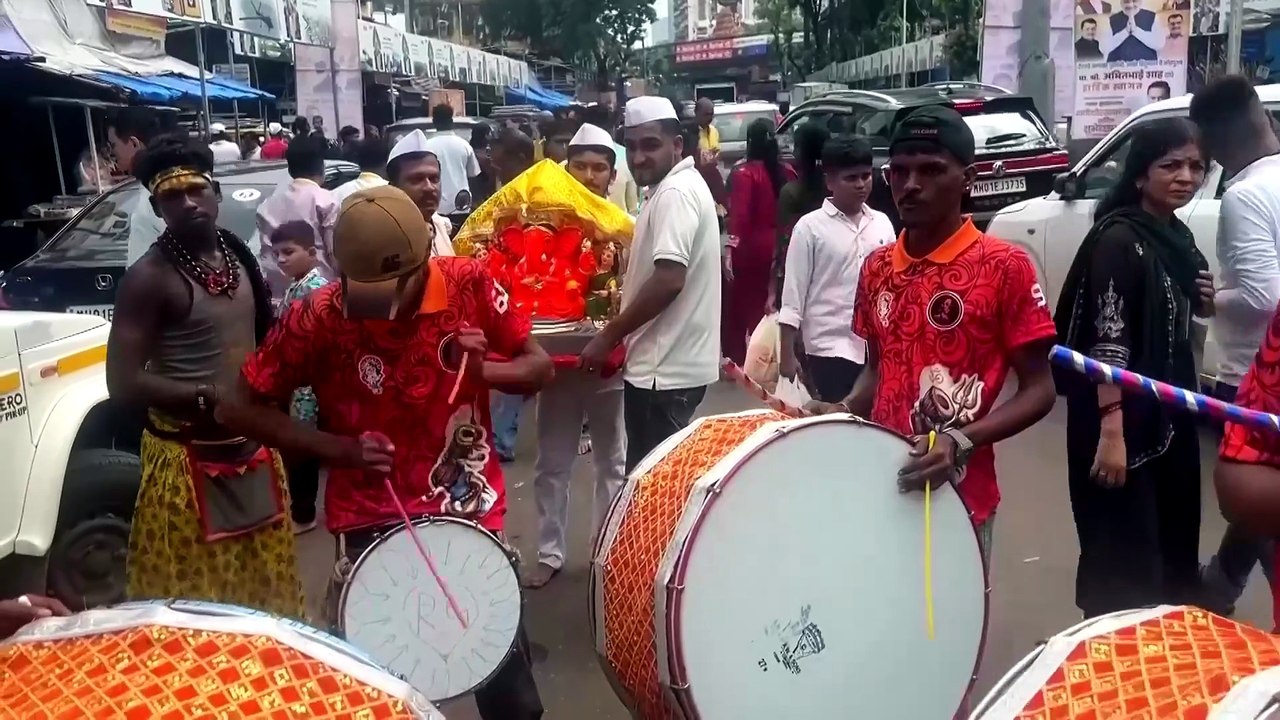 Gläubige strömen zu ganesh chaturthi nach mumbai und hyderabad