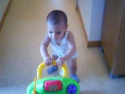Yanis 11 mois qui marche avec son pouspous !