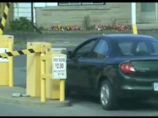 Femme sort d'un parking