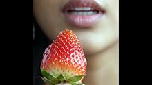 Pirya_biting_glass_coated_strawberry Tanghulu