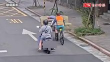 個人搬家公司？腳踏車載3人沙發穿梭台北街頭 網驚「最強概念神」
