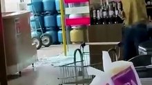 VÍDEO: homem usa capacete para quebrar garrafas de vinho e causa prejuízo de R$ 60 mil em mercado